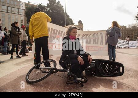 Barcelone, Catalogne, Espagne. 6 février 2021. Les manifestants sont en train de méditer.le groupe de police espagnol et l'ancien policier qui a nié le coronavirus, Policias por la Liberdad (police pour la liberté), ont appelé à une manifestation de déni que samedi 6 février à Barcelone, où ils ont médité, chanté des chansons et demandé la fin des mesures restrictions Covid-19 crédit: Thiago Prudencio/DAX/ZUMA Wire/Alay Live News Banque D'Images