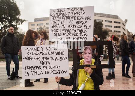 Barcelone, Catalogne, Espagne. 6 février 2021. Le groupe de police espagnol et l'ancien refus de police du coronavirus, Policias por la Liberdad (police pour la liberté), ont appelé à une manifestation de déni que samedi 6 février à Barcelone, où ils ont médité, Chanté des chansons et demandé la fin des mesures Covid-19 restrictions crédit: Thiago Prudencio/DAX/ZUMA Wire/Alamy Live News Banque D'Images