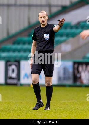 Easter Road, Édimbourg, Royaume-Uni. 6 février 2021. Scottish Premiership football, Hibernian versus Aberdeen; Referee William Collum Credit: Action plus Sports/Alay Live News Banque D'Images