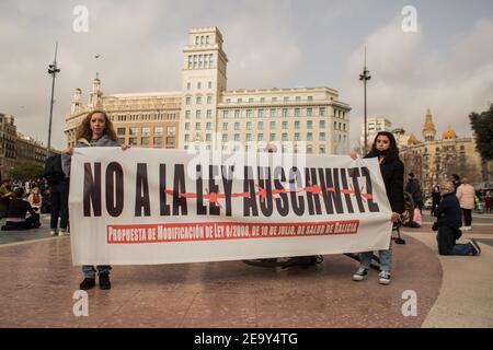 Barcelone, Catalogne, Espagne. 6 février 2021. Les manifestants sont vus avec une bannière qui dit, non à la loi d'Auschwitz, proposition de modifier la loi 8/2008, de juillet 10, sur la santé en Galice.le groupe de police espagnol et l'ancienne police niant le coronavirus, Policias por la Liberdad (police pour la liberté), ont appelé une manifestation de déni que samedi, Février 6 à Barcelone, où ils ont médité, chanté des chansons et demandé la fin des mesures restrictions Covid-19 crédit: Thiago Prudencio/DAX/ZUMA Wire/Alay Live News Banque D'Images