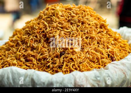 Dal Moth, Sev Namkeen, bhujia, Crispy Aloo Bhujia, chanachur à la noix dans un marché rural pour la vente et aussi comme une malbouffe Banque D'Images