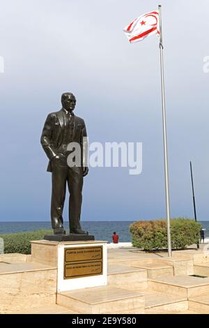 Statue de Mustafa Kemal Ataturk dans le parc de Kordonboyu à Kyrenia République de Chypre Banque D'Images