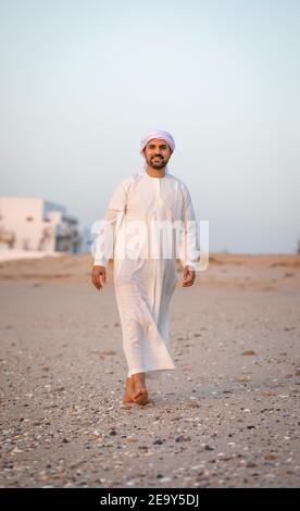 emirati homme à une plage dans les Émirats Arabes Unis Banque D'Images