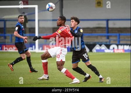 ROCHDALE, ANGLETERRE. 6 FÉVRIER : Chuks Aneke de Charlton Athletic FC est affronté par Hayden Roberts de Rochdale AFC lors du match Sky Bet League 1 entre Rochdale et Charlton Athletic au stade Spotland, à Rochdale, le samedi 6 février 2021. (Credit: Ian Charles | MI News) Credit: MI News & Sport /Alay Live News Banque D'Images