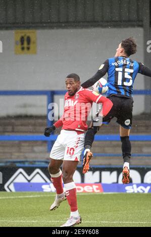 ROCHDALE, ANGLETERRE. 6 FÉVRIER : Hayden Roberts de Rochdale AFC bat Chuks Aneke de Charlton Athletic FC à la tête lors du match Sky Bet League 1 entre Rochdale et Charlton Athletic au stade Spotland, Rochdale, le samedi 6 février 2021. (Credit: Ian Charles | MI News) Credit: MI News & Sport /Alay Live News Banque D'Images