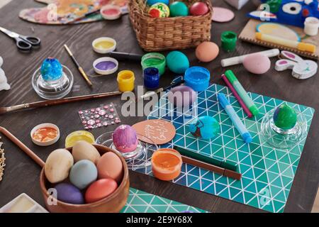 Gros plan des œufs de Pâques peints et des peintures sur la table préparation de la décoration pour les vacances Banque D'Images