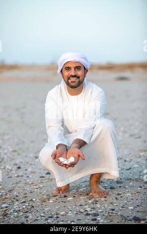 emirati homme à une plage dans les Émirats Arabes Unis Banque D'Images