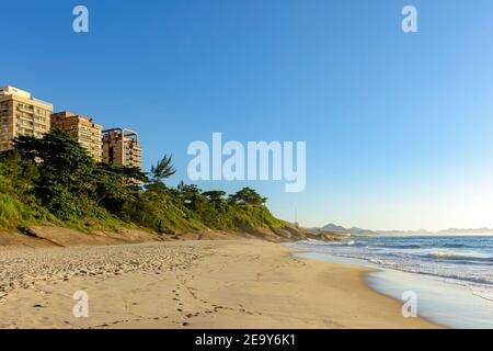 Devil's Beach à Ipanema Rio de Janeiro déserte à l'aube avec des montagnes en arrière-plan Banque D'Images