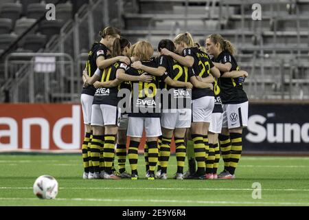 Stockholm, Suède. 06e février 2021. L'AIK se réunit avant la demi-finale du Volkswagen Stockholm Challenge entre Hammarby et l'AIK au Tele2 Arena de Stockholm, Suède Credit: SPP Sport Press photo. /Alamy Live News Banque D'Images