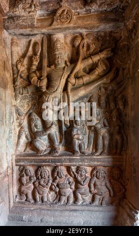 Badami, Karnataka, Inde - 7 novembre 2013 : 2ème temple de la grotte au-dessus du lac Agasthya. Sculpture de Vishnu comme Trivikrama prenant la première étape. Légende de Vaman Banque D'Images