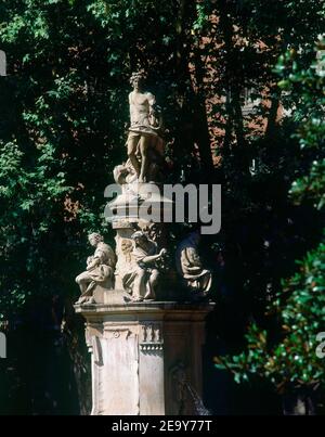 DET- FUENTE DE APOLO- LAS CUATRO ESTACIONES FUERON REALIZADAS POR M ALVAREZ - 1781-1802. AUTEUR: GIRALDO BERGAZ ALONSO. EMPLACEMENT : PASEO DEL PRADO. MADRID. ESPAGNE. Banque D'Images