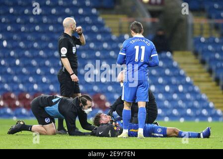 Burnley, Royaume-Uni. 06e février 2021. Alexis Mac Allister de Brighton & Hove Albion reçoit un traitement sur le terrain tandis que Leandro Trossard de Brighton & Hove Albion regarde. Premier League Match, Burnley v Brighton & Hove Albion au Turf Moor de Burnley, Lancs, le samedi 6 février 2021. Cette image ne peut être utilisée qu'à des fins éditoriales. Utilisation éditoriale uniquement, licence requise pour une utilisation commerciale. Aucune utilisation dans les Paris, les jeux ou les publications d'un seul club/ligue/joueur. photo par Chris Stading/Andrew Orchard sports Photography/Alamy Live News crédit: Andrew Orchard sports Photography/Alamy Live News Banque D'Images
