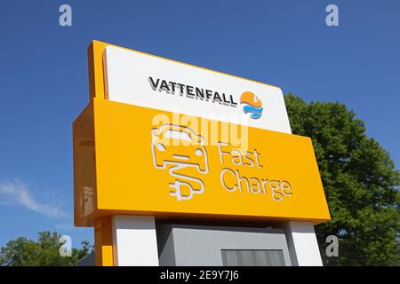 ASKERSUND, SUÈDE- 25 MAI 2018: Station de charge, de la société Vattenfall, pour voitures électriques. Banque D'Images