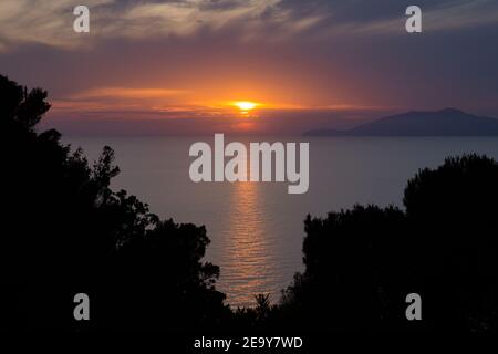 Magnifique coucher de soleil sur l'île de Capri avec vue sur l'île d'Ischia, mer Tyrrhénienne, Italie Banque D'Images