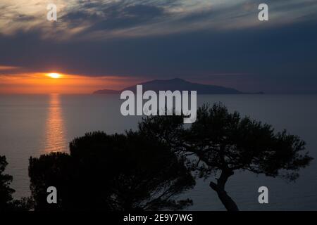 Magnifique coucher de soleil sur l'île de Capri avec vue sur l'île d'Ischia, mer Tyrrhénienne, Italie Banque D'Images