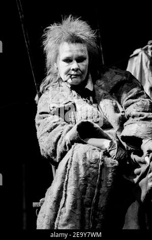 Judi Dench (mère courage) en MÈRE COURAGE par Bertolt Brecht à la Royal Shakespeare Company (RSC), Barbican Theatre, Londres EC2 03/11/1984 Set design: John Napier costumes: Lindy Hemming éclairage: David Hersey réalisateur: Howard Davies Banque D'Images