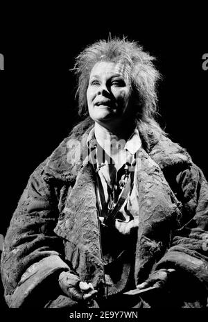 Judi Dench (mère courage) en MÈRE COURAGE par Bertolt Brecht à la Royal Shakespeare Company (RSC), Barbican Theatre, Londres EC2 03/11/1984 Set design: John Napier costumes: Lindy Hemming éclairage: David Hersey réalisateur: Howard Davies Banque D'Images