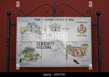 Capri Island, Italie - Mai 18 2016: Directions de la ville Anacapri peint à la main sur la céramique. Panneau de la ville d'Anacapri sur carreaux de céramique Banque D'Images