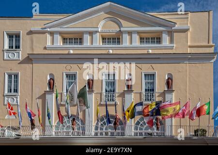 Île de Capri, Italie - Mai 18 2016 : vue extérieure du Grand Hotel Quisisana. Célèbre hôtel de luxe Quisisana décoré avec des drapeaux colorés Banque D'Images