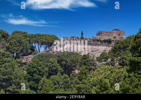 Les ruines romaines anciennes de la Villa Jovis, construite par l'empereur Tiberius, sont situées au bord d'une grande falaise sur l'île de Capri, la mer Tyrrhénienne, en Italie Banque D'Images