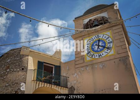 Tour de l'horloge de l'église Saint Santo Stefano dans la ville de Capri en Italie. Tour avec horloge ancienne et cloches au centre de la ville de Capri, mer Tyrrhénienne, Italie Banque D'Images