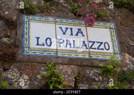 Panneau sur la via lo Palazzo - chemin vers le palais - sur l'île de Capri. Panneaux en céramique typiques indiquant la direction des destinations les plus célèbres de Capri Banque D'Images