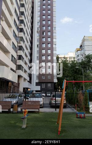 Cour moderne dans le nouveau bâtiment. Terrain de jeu coloré pour les enfants dans un immeuble public. Banque D'Images