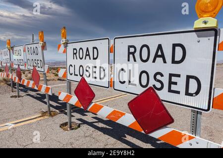 Des panneaux indiquant que la route est fermée bloquent la route désertique de Mojave, dans le sud de la Californie. Banque D'Images