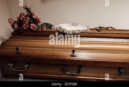 photo d'un cercueil en bois dans une église Banque D'Images