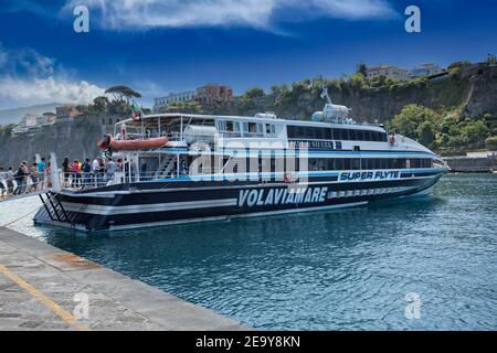 Sorrente, Campanie, côte amalfitaine, Italie - Mai 18 2016: Personnes embarquant un ferry à Sorrente qui circule sur l'île de Capri. Banque D'Images