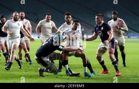 Anthony Watson (au centre), en Angleterre, est attaqué par Scott Cummings, en Écosse, lors du match Guinness des six Nations au stade de Twickenham, à Londres. Date de la photo: Samedi 6 février 2021. Banque D'Images