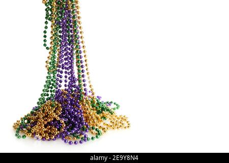 Trois perles de couleur Merdi gras isolées sur fond blanc Banque D'Images