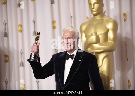 OSCARS - PRESSROOM - l'acteur Christopher Plummer détient son Oscar pour le meilleur acteur de soutien pour son rôle dans les débutants dans la salle de presse lors des 84e Academy Awards à Los Angeles le 26 février 2012. Photo de Francis Specker Banque D'Images