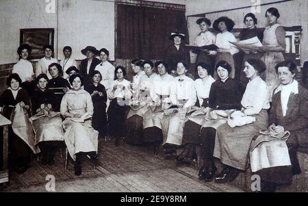 WWI - YWCA - femmes qui confectionnent des vêtements chauds pour les soldats et qui pirent des sacs dans une hutte britannique Y.W.C.A. (le YWCA est indépendant du YMCA, mais quelques associations locales du YMCA et du YWCA ont fusionné). Bien qu'ils aient été trouvés dans toute la Grande-Bretagne, de nombreux membres du YMCA ont suivi des soldats jusqu'à la ligne de front ou dans des zones de conflit à travers le monde.en septembre 1917, le YMCA était responsable de la conduite de 150 cantines de travailleurs de munitions Banque D'Images