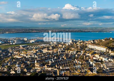 Fortuneswell, Portland, Dorset, Royaume-Uni. 6 février 2021. Météo Royaume-Uni. Vue depuis le point de vue des hauteurs sur l'île de Portland, en traversant Fortuneswell vers Weymouth dans Dorset, lors d'une journée de vagues ensoleillées pendant le confinement de Covid-19. Crédit photo : Graham Hunt/Alamy Live News Banque D'Images