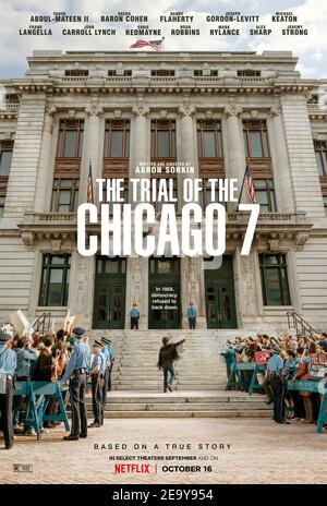 The Trial of the Chicago 7 (2020) dirigé par Aaron Sorkin et mettant en vedette Eddie Redmayne, Alex Sharp et Sacha Baron Cohen. L'histoire de 7 personnes en procès découlant de diverses accusations entourant le soulèvement à la convention nationale démocratique de 1968 à Chicago, Illinois. Banque D'Images