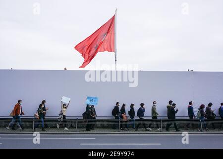 Istanbul, Turquie. 06e janvier 2021. Des étudiants protestent vers Kad?köy tout en tenant des pancartes exprimant leur opinion lors de la manifestation.les étudiants de l'Université Bo?aziçi protestent contre le recteur nommé par le gouvernement, Melih Bulu. Crédit : SOPA Images Limited/Alamy Live News Banque D'Images