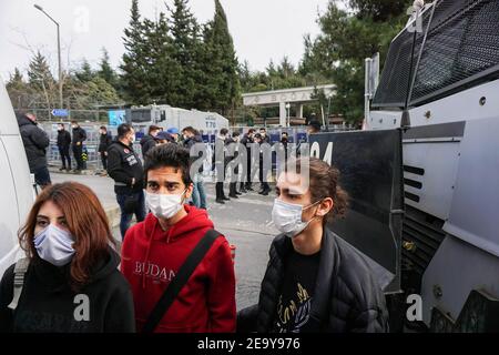 Istanbul, Turquie. 06e janvier 2021. Les étudiants de leur école avec des policiers en arrière-plan pendant la manifestation.les étudiants de l'Université Bo?aziçi protestent contre le recteur nommé par le gouvernement, Melih Bulu. Crédit : SOPA Images Limited/Alamy Live News Banque D'Images