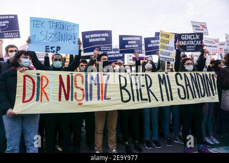 Istanbul, Turquie. 06e janvier 2021. Des manifestants tenant des pancartes et une grande bannière lisant « pensez-vous que notre résistance allait cesser ? » Au cours de la manifestation.Bo?aziçi étudiants de l'Université protestent contre le recteur nommé par le gouvernement, Melih Bulu. Crédit : SOPA Images Limited/Alamy Live News Banque D'Images