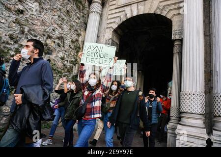 Istanbul, Turquie. 06e janvier 2021. Des étudiants protestent vers Kad?köy tout en tenant des pancartes exprimant leur opinion lors de la manifestation.les étudiants de l'Université Bo?aziçi protestent contre le recteur nommé par le gouvernement, Melih Bulu. Crédit : SOPA Images Limited/Alamy Live News Banque D'Images