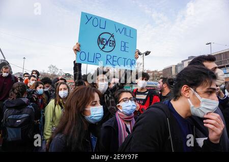 Istanbul, Turquie. 06e janvier 2021. Un manifestant étudiant portant un écriteau intitulé « You will Never be Our Rector » pendant la manifestation.les étudiants de l'université Bo?aziçi protestent contre le recteur nommé par le gouvernement, Melih Bulu. Crédit : SOPA Images Limited/Alamy Live News Banque D'Images