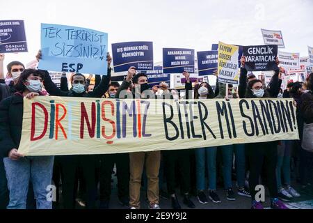 Istanbul, Turquie. 6 janvier 2021. Des manifestants tenant des pancartes et une grande bannière lisant « vous pensez que notre résistance allait cesser ? » Au cours de la manifestation.Bo?aziçi étudiants de l'Université protestent contre le recteur nommé par le gouvernement, Melih Bulu. Crédit: Ibrahim Oner/SOPA Images/ZUMA Wire/Alay Live News Banque D'Images