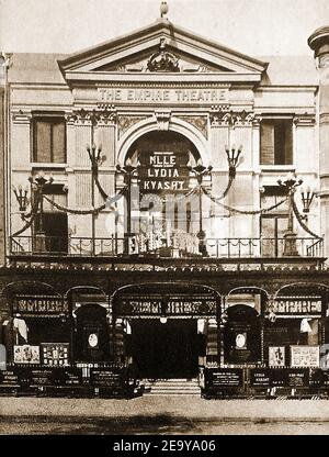 L'ancien Empire Theatre, Edmonton, Londres, Angleterre, juste après son ouverture au public le 26 décembre 1908, en tant que théâtre de 1,300 places et cinéma à temps partiel par Mae Rose Bawn le « My Fancy » ou la « Reine des danseurs de sable ». Le concepteur était Bertie Crewe. C'est sur cette scène que Marie Lloyd s'est effondrée sur scène (1922) et est mort quelques jours plus tard, la née américaine Ballerina Lydia Kyasht (alias Kiaksht, Kyaksht) était la première facturation au théâtre lorsque la photographie a été prise. Elle succède à Adeline Genée comme prima ballerina à l'Empire Theatre jusqu'en 1913. Banque D'Images