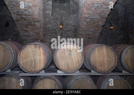 Rangées de tuns en chêne dans l'ancienne cave à vin. Cave à vin de la République de Moldova. Banque D'Images