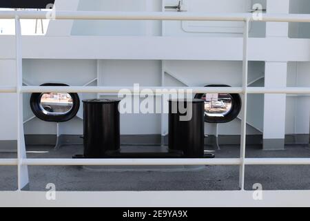 Bollard et cales sur une coque de ferry avec marquage SWL Banque D'Images
