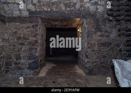 Une ancienne cave à vin abandonnée est faite de calcaire. Cave à vin de la République de Moldova. Banque D'Images