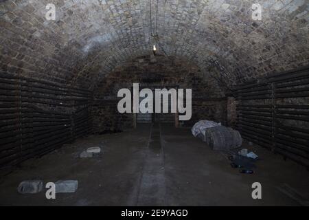 Une ancienne cave à vin abandonnée est faite de calcaire. Cave à vin de la République de Moldova. Banque D'Images