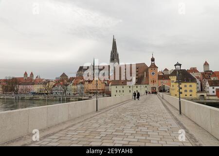 ALLEMAGNE, REGENSBURG, 01 FÉVRIER 2019: Vue du pont de pierre à la vieille ville Banque D'Images