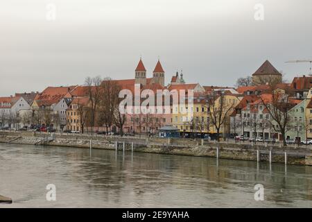 ALLEMAGNE, REGENSBURG, 01 FÉVRIER 2019 : paysage urbain de Regensburg avec le Danube, la Tour romaine et l'abbaye de Niedermünster Banque D'Images