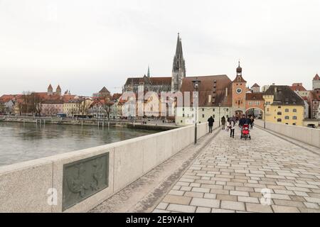 ALLEMAGNE, REGENSBURG, 01 FÉVRIER 2019 : le pont de pierre, Salzstadel, la cathédrale Saint-Pierre, la tour romaine et l'abbaye de Niedermünster en un coup d'œil Banque D'Images